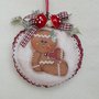 pallina di Natale in pannolenci con disegno pan di zenzero 