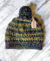 Cappello invernale con pompon in lana mohair all'uncinetto