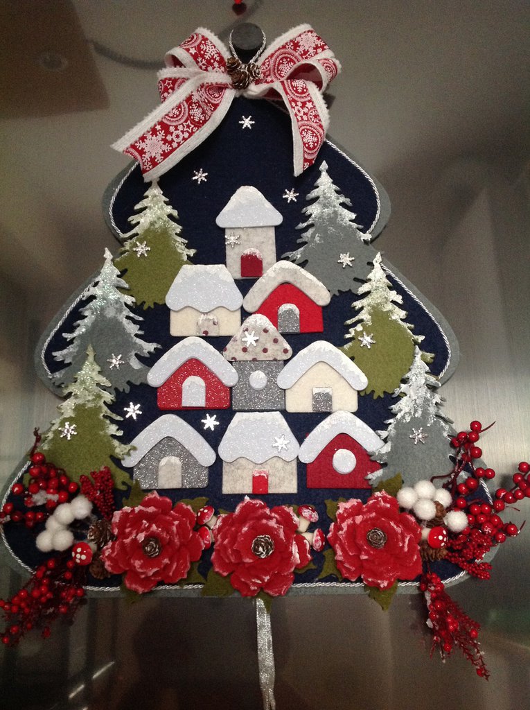 Albero Di Natale Con Villaggio Natalizio Albero di Natale in feltro con villaggio natalizio innevato - Per
