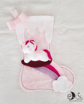 Calza della befana rosa unicorno a dondolo con arcobaleno in scala di rosa 
