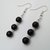 Orecchini pendenti con perle color nero.
