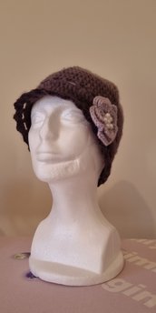 cappello berretto di misto lana sfumata viola, fiore di lato, donna, ragazza