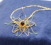 collana con perline oro e fiore wire
