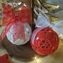 Set di due palline di Natale in pizzo perlato bianco e rosso - 6cm