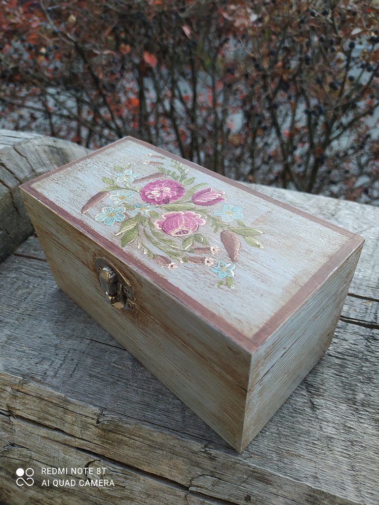 Scatola portaoggetti in legno decorata a mano con fiori in stile no