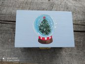 Scatola portaoggetti in legno decorata a mano con sfera di vetro natalizia, rifinita con vernice satinata