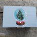 Scatola portaoggetti in legno decorata a mano con sfera di vetro natalizia, rifinita con vernice satinata