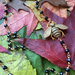 Collana a rosario con cristalli neri e ciondolo ape in ottone e zirconi 