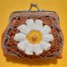 Portamonete 👛 granny, con motivo di fiore 🌼 in rilievo, nelle tonalità del bianco 🤍 del rosso mattone 🧡 su tessuto di cotone 🔶️ arancione, e con chiusura a pressione.