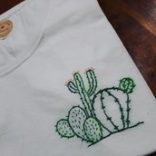 Ricamo "cactus" su t-shirt