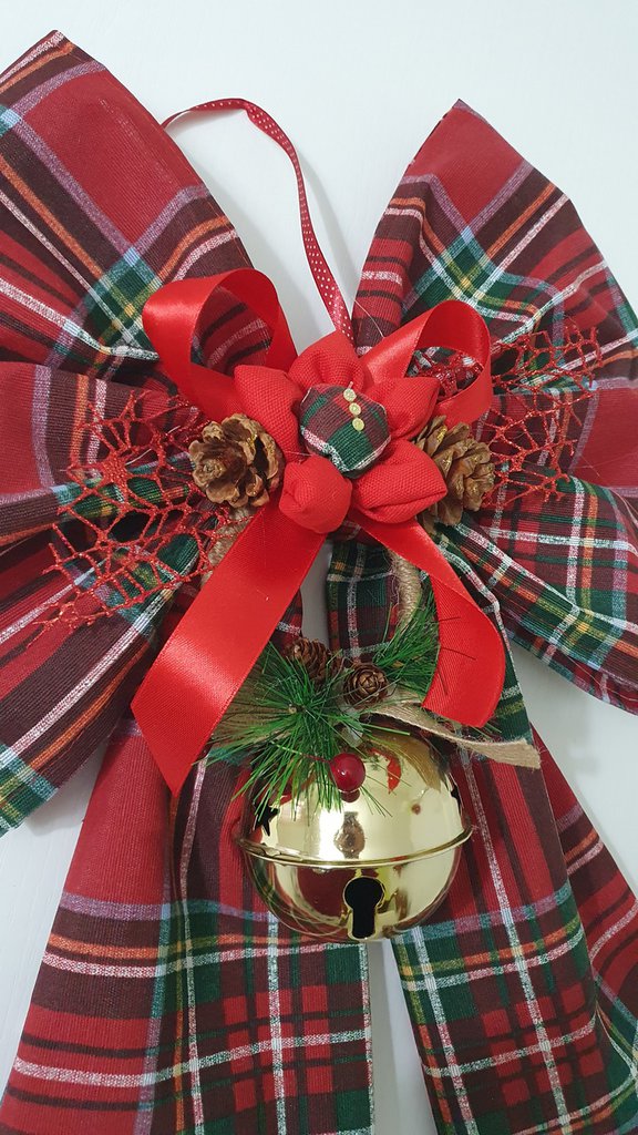 MISNODE Ghirlanda di Natale artificiale per porta d'ingresso, usura invernale con pigne e fiocco rosso a quadri, decorato con ornamenti a sfera per la casa all'aperto