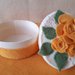 Scatolina portaoggetti in pannolenci, con applicazioni floreali, colore 🏵 ocra.