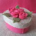 Scatolina portaoggetti a forma di 💗 cuore, in pannolenci, con applicazioni floreali rosa 💜 fucsia.