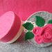 Scatolina portaoggetti in pannolenci, con applicazioni floreali, colore rosa 🌺 fucsia.