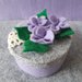 Scatolina portaoggetti in pannolenci, con applicazioni floreali, colore 💜 lilla.