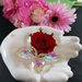 Mani in porcellana con fiore boreale e rosa vera stabilizzata cm 14