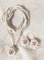 Parure Collana + orecchini boho chic "PASTICCINO" lunghissima con disegno di CUPCAKE ai frutti rossi. In morbida lana lavorata a uncinetto e macramè.