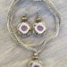 Parure Collana + orecchini boho chic "FIORE D'ARGENTO" lunga con disegno di una rosa e elementi in argento tibetano. In morbida lana lavorata a uncinetto e macramè.