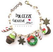 Natale in dolcezze - Bracciale handmade natalizio con ghirlanda, perle, muffin albero di natale, cioccolato, 
