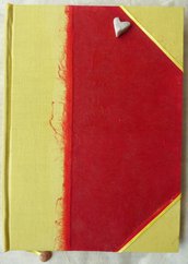 Diario rosso e giallo con cuore in pietra e segna-pagina con conchiglia