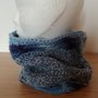 Originale scaldacollo  realizzato a uncinetto con lana dai  colori sfumati sul blu