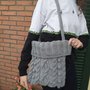 Borsa moda fatta ai ferri in lana grigia con tracolla