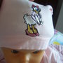 cappellino neonata con ricamata paperina