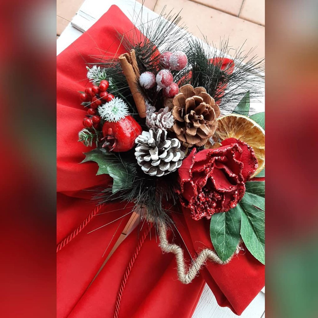 Gonna Per Albero Di Natale In Velluto Rosso Vickerman – Diametro 183 Cm, Bordo Attaccato Da 17,8 Cm, Chiusura Con Cravatta, Completamente Foderata, Eleganza Natalizia