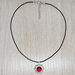 collana cristallo fucsia, pendente cristallo magenta, ciondolo con cristalli, collana con perline di vetro, collana semplice, punto luce 