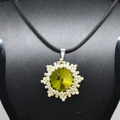 collana cristallo verde oliva, pendente cristallo oliva, ciondolo con cristalli, collana con perline di vetro, collana semplice, punto luce 