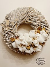 Corona fuoriporta natalizia bianca, boccioli in tessuto, decorazioni legno