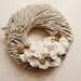 Corona fuoriporta natalizia bianca, boccioli in tessuto, decorazioni legno