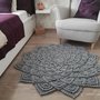 Tappeto rotondo all'uncinetto in 100% cotone grigio