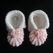 Scarpine neonata uncinetto fatte a mano rosa e bianco