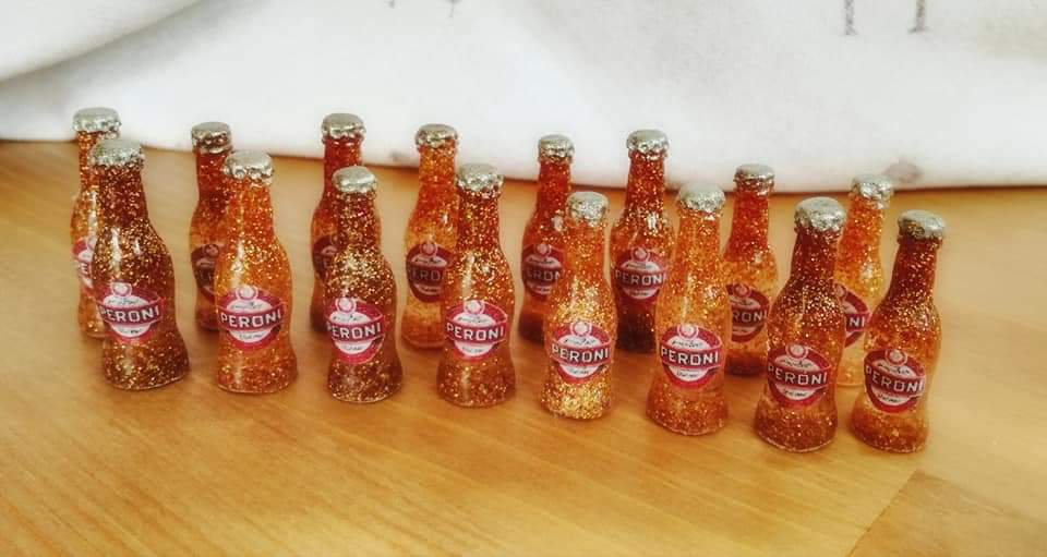 Set Miniatura 1:12 Per Casa Delle Bambole &ndash; 4 Bottiglie Birra, Secchiello Ghiaccio, 4 Tazze