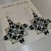 Set di orecchini e collana con ciondolo in tessitura di perline nero e argento.