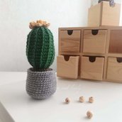 Cactus all'uncinetto decorativo con il suo piccolo fiore in colore giallo