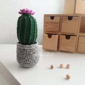 Cactus all'uncinetto decorativo con il suo piccolo fiore in colore magenta