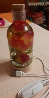 Lampada a forma di bottiglia con rose e foglia d'argento