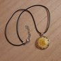 Collana con pendente fiore giallo con vassoio in lega