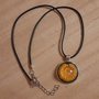 Collana con pendente tondo con fiore giallo