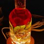 Lampada da tavolo USB con base led e bottiglia in resina con rosa rossa