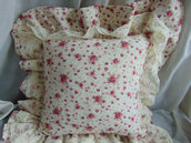 Cuscino  in tessuto stile romantic chic con roselline rosse  con balza e pizzo