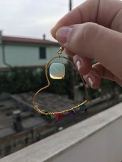 Orecchìni hoops cuore dorato con pietre naturali colorate e pendente tipo opale
