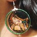 Orecchini a cerchio tema bacio di Klimt, toni del verde. 