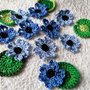 10 fiorellini azzurri e 5 foglioline ad uncinetto