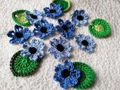 10 fiorellini azzurri e 5 foglioline ad uncinetto
