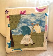 Quillow, un cuscino che diventa una coperta, decorato con Sue Sunbonnet che rincorre farfalle