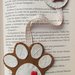 Segnalibro di feltro a forma di impronta di zampa con bottoncino cucciolo di gatto o orso