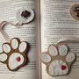 Segnalibro di feltro a forma di impronta di zampa con bottoncino cucciolo di gatto o orso
